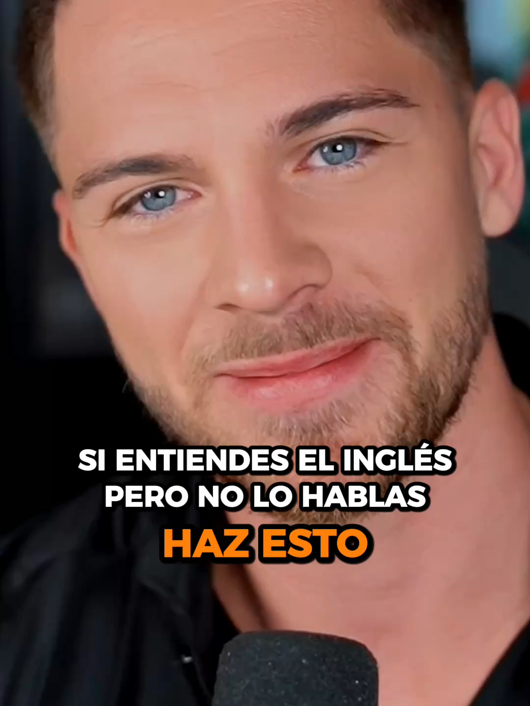 Hablas cero aunque entiendas inglés. Haz esto! Entiendes inglés perfectamente, pero cuando abres la boca, nada sale. Tu vocabulario y gramática están en tu cabeza, pero no en tu memoria activa. Repite, habla frente al espejo y pide correcciones. Hazlo hoy y por fin habla sin pensar. __________ ¿Sabías que puedes aprender inglés por menos de 1 dólar diario? Siiiii, por menos de lo que te cuesta un café  ☕. Empieza aquí 👉🏻 kaleanders.com⁣ #aprendeingles #clasesdeingles #inglesonline #cursodeingles #kaleanders