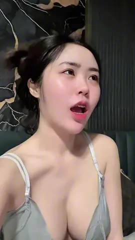 Lúc em cân bên anh đang ở đâu, lúc em khóc anh ở đâu ???