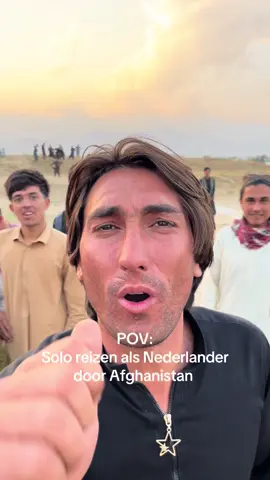 Solo reizen door Afghanistan. Als mensen vragen hoe dat is, zeg ik vaak: intens! Vrijwel nergens vind je zulke hartelijke locals als hier in Afghanistan.  Toeristen, nee die zien ze hier vrijwel niet en dus is het extra speciaal voor ze om mij hier te zien. Dit betekent wel 24/7 in de schijnwerpers staan 😅 #afghanistan #reizen #travel #reistips 