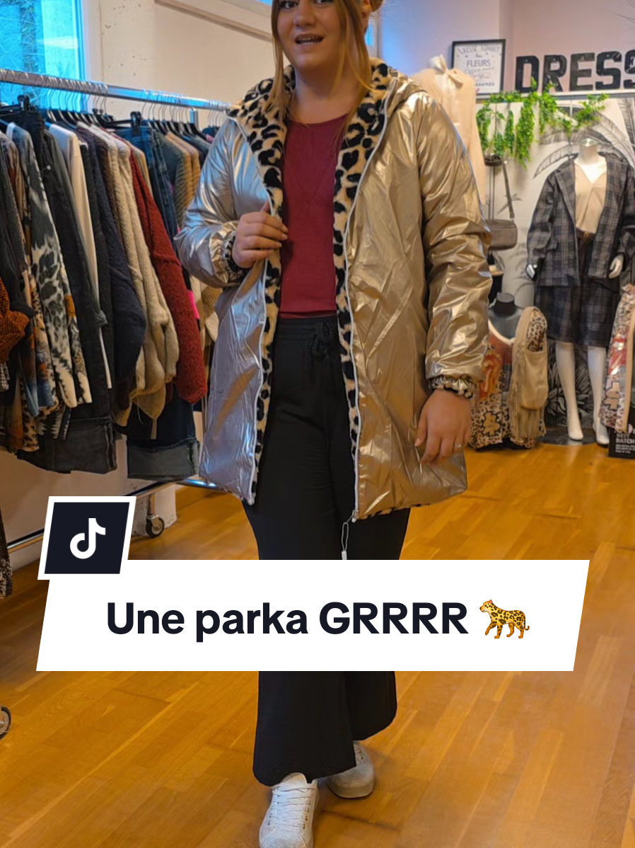 Cette parka réversible dispo en noir et en gold pour les tailles généreuses du 40/42 au 50/52 est à shopper sur nos lives shopping où en nous envoyant un message privé. Une pépite bien chaude et très GRRRR 🐆 #shopping #liveshopping #leopard #tendance #tendanceleopard 