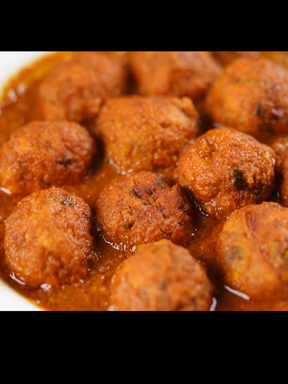 CHICKEN MEATBALLS RECIPE | CHICKEN KOFTA CURRY | MEATBALLS CURRY INGREDIENTS & PROCESS: CHICKEN MINCED 250 GRAMS 1 EGG 2 TBSP ONION  1 GREEN CHILLI  ½ TSPN BLACK PEPPER POWDER  ½ TSPN SALT  ½ TSPN GARLIC POWDER  1 TBSP CORIANDER LEAVES  ¼ CUP BREAD CRUMB  MIX WELL RUB SOME OIL IN HAND MAKE SHAPE FRY IN MEDIUM HEATED OIL  FRY UNTIL GOLDEN BROWN COLOR 1 TBSP OIL  1 CINNAMON STICK & 2 CARDAMOM 1 TSPN GARLIC PASTE  1 TSPN GINGER PASTE  ¼ CUP  FRIED ONION PASTE 2 TBSP CURD ¼ CUP TOMATO PUREE  ¼ TSPN TURMERIC POWDER  1 TSPN CHILLI POWDER  ½ TSPN CUMIN POWDER  ½ TSPN CORIANDER POWDER  ½ TSPN GARAM MASALA POWDER  SALT AS PER TASTE  COOK FOR 2 MIN. 1 CUP WATER COOK UNTIL BOIL FRIED CHICKEN BALL COVER AND COOK FOR 5 MIN. COOK FOR 5 MIN. . . . #foryoupage #fyp #viral #trending #chickenmeatballs     