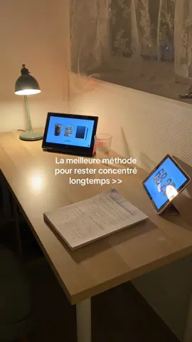 Aujourd’hui je te présente la méthode Pomodoro : idéale si tu n’arrives pas à rester concentré longtemps ! 🌷🌟 Le principe : 1️⃣ Tu travailles 25/30/45/50 minutes sans distraction (mets ton téléphone en mode avion ou éteint le carrement ). 2️⃣ Tu prends 5 minutes de pause pour souffler. 3️⃣ Tu répètes ça 4 fois. 4️⃣ Ensuite, fais une grande pause de 15 à 30 minutes.  Je te conseille l’application FlipHorloge comme j’utilise sur la vidéo 💻 👉 Résultat : tu avances sans te décourager, tu évites la procrastination, et tu gardes ton énergie tout au long de la journée. C’est une méthode simple mais hyper efficace ! 