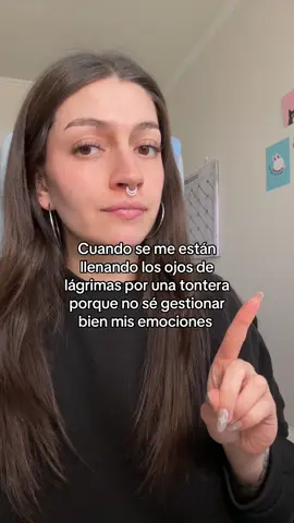 Procede a fingir buscar algo en la mochila pa no seguir llorando .  Ojo, esto puede tener que ver con cómo nos llevamos con nuestras propias emociones y cómo aprendimos a sobrellevarlas, además de enjuiciar nuestros propios problemas como “tonteras” En este caso, podemos aprender a gestionarlas y resignificarlas también ❤️‍🩹