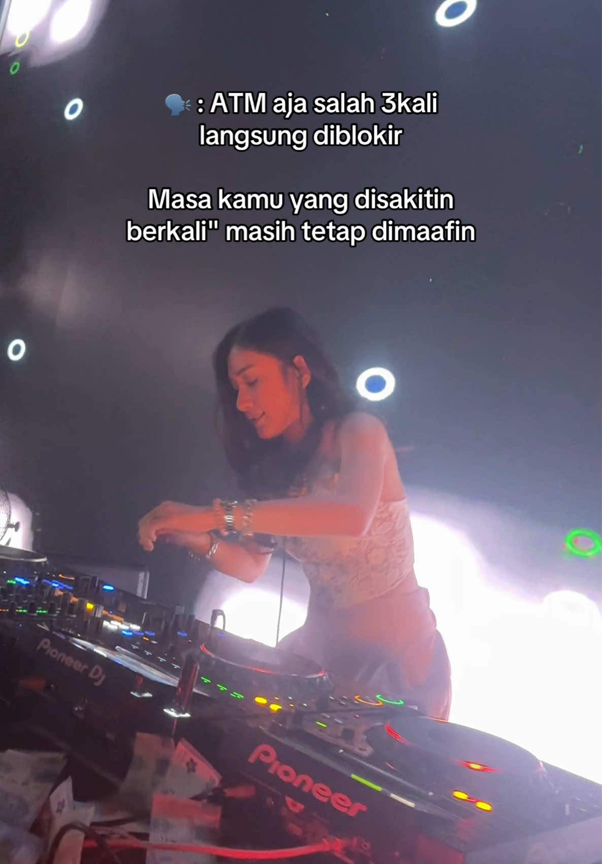DJ USA🔥💃🏻 . . 📌 D'liquid Club ( Kendari ) - 10.00pm 🔈 Studio 33 Executive Karaoke - 08.00pm 📞 0811 4090 1937 ( Whatsapp ) . . #dliquidkendari #clarokendari #karaokekendari #kendari #kendarihits  