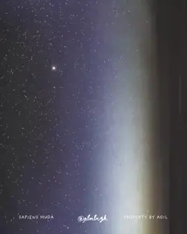 Kalimat ini menyampaikan ide bahwa kebebasan berpikir dan rasa ingin tahu adalah kunci untuk hidup bermakna. Mengacu pada Einstein, yang selalu menatap alam semesta dengan rasa ingin tahu dan skeptisisme, setiap orang juga bisa mengambil pendekatan serupa terhadap kehidupan sendiri: tidak mengikuti aturan atau norma secara buta, melainkan menentukan nilai dan moralitas sendiri berdasarkan refleksi pribadi, empati terhadap orang lain, dan keberanian untuk berpikir kritis. Dengan kata lain, seperti Einstein menjelajahi misteri alam dengan akal dan imajinasi, manusia dapat “menavigasi” kehidupan mereka sendiri, memilih jalan yang benar menurut hati nurani dan akal, bukan sekadar mengikuti kebiasaan atau tekanan eksternal. Kalau mau, aku bisa buat versi lebih singkat dan padat untuk dijadikan kutipan motivasi yang mudah diingat.