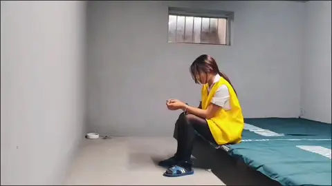 The female prisoner was imprisoned for murder. She was shackled and forced to identify the scene. She was escorted and tied up, and made to kneel in a car. She was later sentenced to death, smashed to death, and handcuffed. She was tied up and executed. 女犯因杀人入狱，被带连体镣铐指认现场，押解绑，让其在车上跪着，后被宣判死刑，砸死撩带死铐，被五花大绑执行死刑 #shackles #prisoner #handcuffs #nikesocks #女犯 