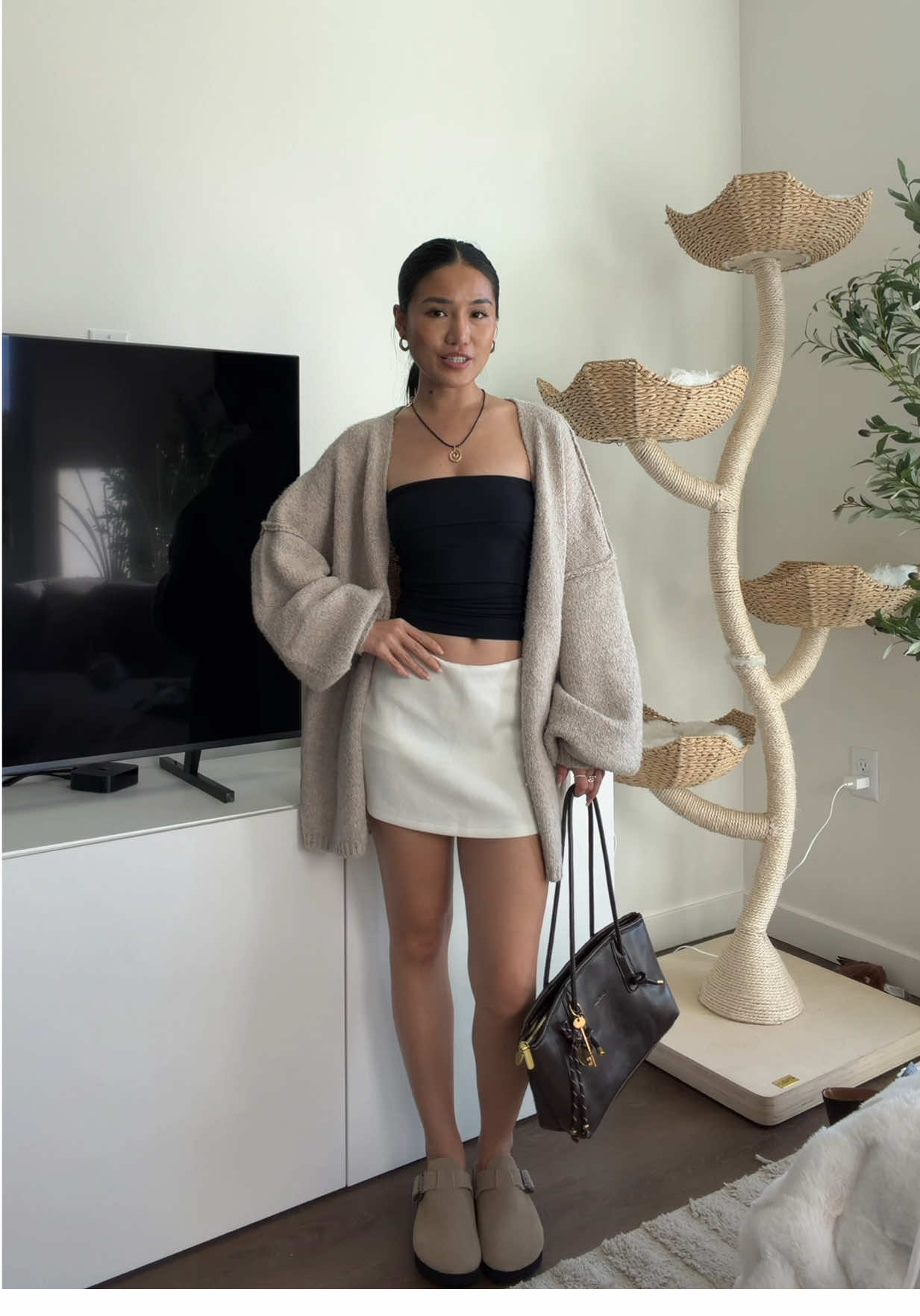 The one cardigan you’ll live in this fall/winter🤌 I’m obsessed with this oversized slouchy fit—it’s giving effortlessly cozy in the best way. So soft, so comfy, and so easy to style. Trust me, you’re going to be reaching for this one on repeat!❤️❤️