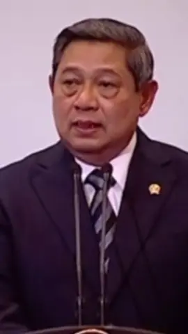 Susilo Bambang Yudhoyono, atau yang akrab disapa SBY, adalah seorang tokoh politik Indonesia yang pernah menjabat sebagai Presiden Indonesia selama dua periode, yaitu 2004-2014. SBY lahir pada tanggal 9 September 1949, di Pacitan, Jawa Timur. Beliau tumbuh di keluarga yang sederhana. Ayahnya, Raden Soekotjo, adalah seorang guru, sedangkan ibunya, Siti Habibah, adalah seorang ibu rumah tangga. Ketika masih kecil, SBY memiliki cita-cita untuk menjadi seorang tentara. #tanahjawa #jawapremium #sukujawa #adatjawa #budayajawa #orangjawa #pemimpinjawa #pacitan #susilobambangyudoyono 