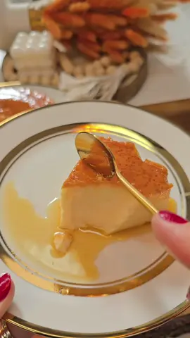 FLAN DE HUEVO 🍮🤤😋 Ingredientes: PARA EL CARAMELO 100 g de azúcar (1/2 taza) + 2 cdas de agua + un poco de zumo de limón PARA EL FLAN 6 huevos  75 g de azúcar (5 cdas)  1 cdta de azúcar vainillado o esencia de vainilla (opcional)  600 ml de leche (2 tazas + 2/5) CALENTAR LA LECHE UN POCO Y AGREGARLA POCO A POCO AL HUEVO *VERTER LA mezcla en el molde, taparlo y meterlo en una olla más grande llena con agua caliente a fuego medio bajo durante 35 minutos. dejar que se enfríe un poco y después meter al frigorífico durante 4 horas. ( فلان منزلي🍮🤤😋) المكونات: طريقة تحضير الكراميل* 100 جرام سكر (1/2 كوب) + 2 ملعقة كبيرة ماء + القليل من عصير الليمون طريقة تحضير الفلان* 6 بيض 75 جرام سكر (5 (كدس)  ملعقة صغيرة من  الفانيليا 600 مل حليب (كوبان + 2/5) قم تسخين الحليب قليلا وقم بصبه تدريجيا على البيض صب الخليط في المقلاة، وقم بتغطيته ووضعه في وعاء أكبر مليء بالماء الساخن على نار متوسطة ومنخفضة لمدة 35 دقيقة. اتركه يبرد قليلا ثم ضعه في الثلاجة لمدة 4 ساعات. #parte2 #flan #flandehuevo #fypシ #viralvideo 