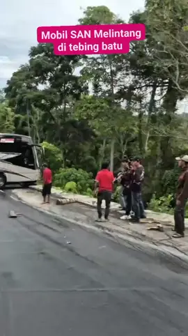 kejadian tanjakan tebing batu manula masuk kawasan Lampung pesisir Barat  perbatasan provinsi Lampung Bengkulu  .(jalan licin kurang tahu sebabnya apa karena hujan atau minyak CPO tumpah minyak sawit sekian terima kasih#pesonalintasBarat #tebingbatu #manula #kawasanLampung #pesisirbarat 