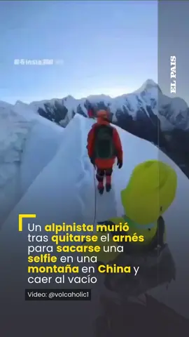 Un alpinista de 32 años se quitó el arnés que lo protegía y mantenía atado al grupo, para sacarse una selfie y cayó al vacío. El hecho ocurrió en el monte Gongga -la montaña más alta en la provincia de Sichuan, China- y su cuerpo fue encontrado 200 metros más abajo. El episodio, que se viralizó en redes sociales, ocurrió el jueves 25 de setiembre, aunque recién se conoció en las últimas horas. El hombre fue identificado por medios locales como Hong. En las imágenes se puede ver que el alpinista, vestido con una campera roja y pantalón negro, se soltó de la cuerda de seguridad de su cuerpo para sacarse una foto junto a los otros turistas. Fue entonces cuando se resbaló hacia el lateral derecho de Nama Peak, uno de los picos más altos del monte. 🔗 Conocé más en el 𝗹𝗶𝗻𝗸 𝗲𝗻 𝗯𝗶𝗼