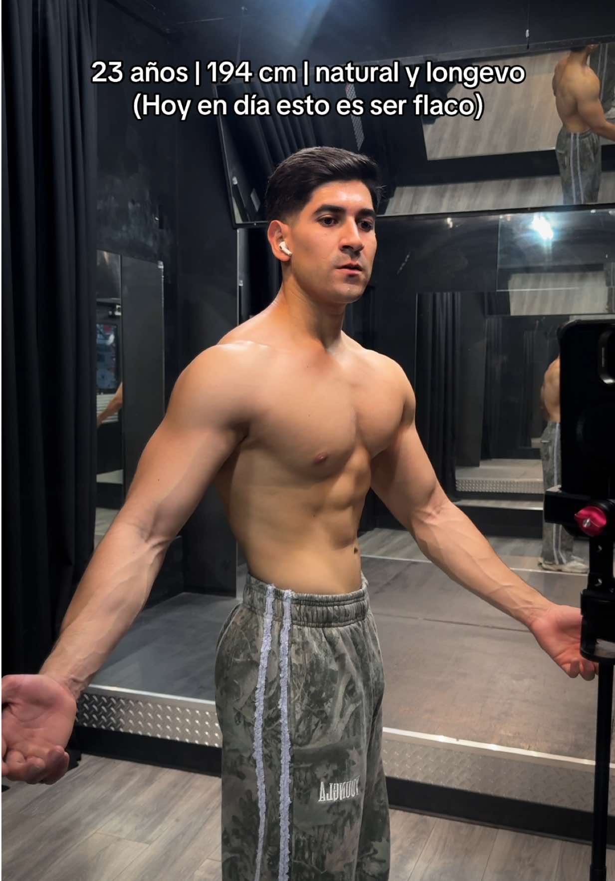 En el fitness actual ser natural parece ser raro, entonces yo elegí ser el raro del grupo porque soy y seguiré siendo natural 😁 55% DE DESCUENTO AL COMPRAR CUALQUIER 3 SUPLEMENTOS usando mi código: JUANWAGNER en @Dragon Pharma Labs  No mido 194cm, ¿cuanto crees que mido?
