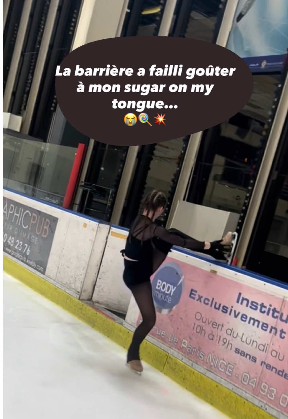 Moi qui pensais être une princesse sur glace 👑❄️… spoiler : la barrière est ma BFF 😭🍭 #fyp #foryou #trend #sugaronmytongue #iceprincess #fun #vibes #patinoire #oops