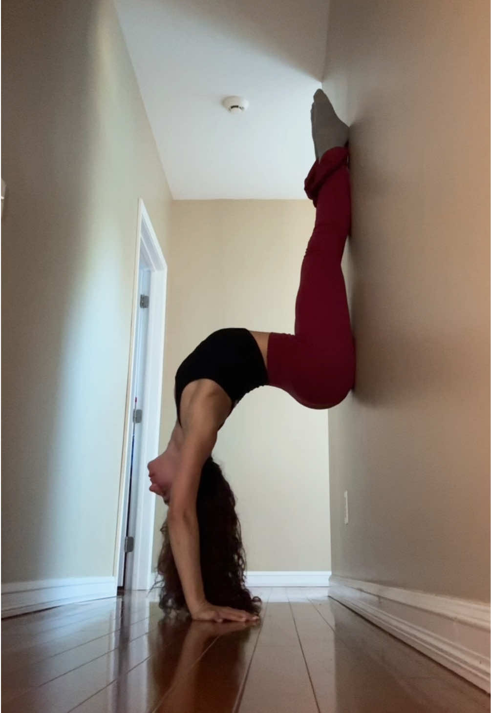 The best back stretch #flexibilitychallenge #backflexibility #wallstretch #emmarae #handstandchallenge 