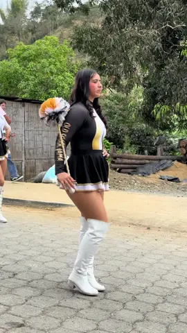 Anahí bastonera en desfile ❤️❇️  #bastoneras  #choneralinda❤💕💕😍 