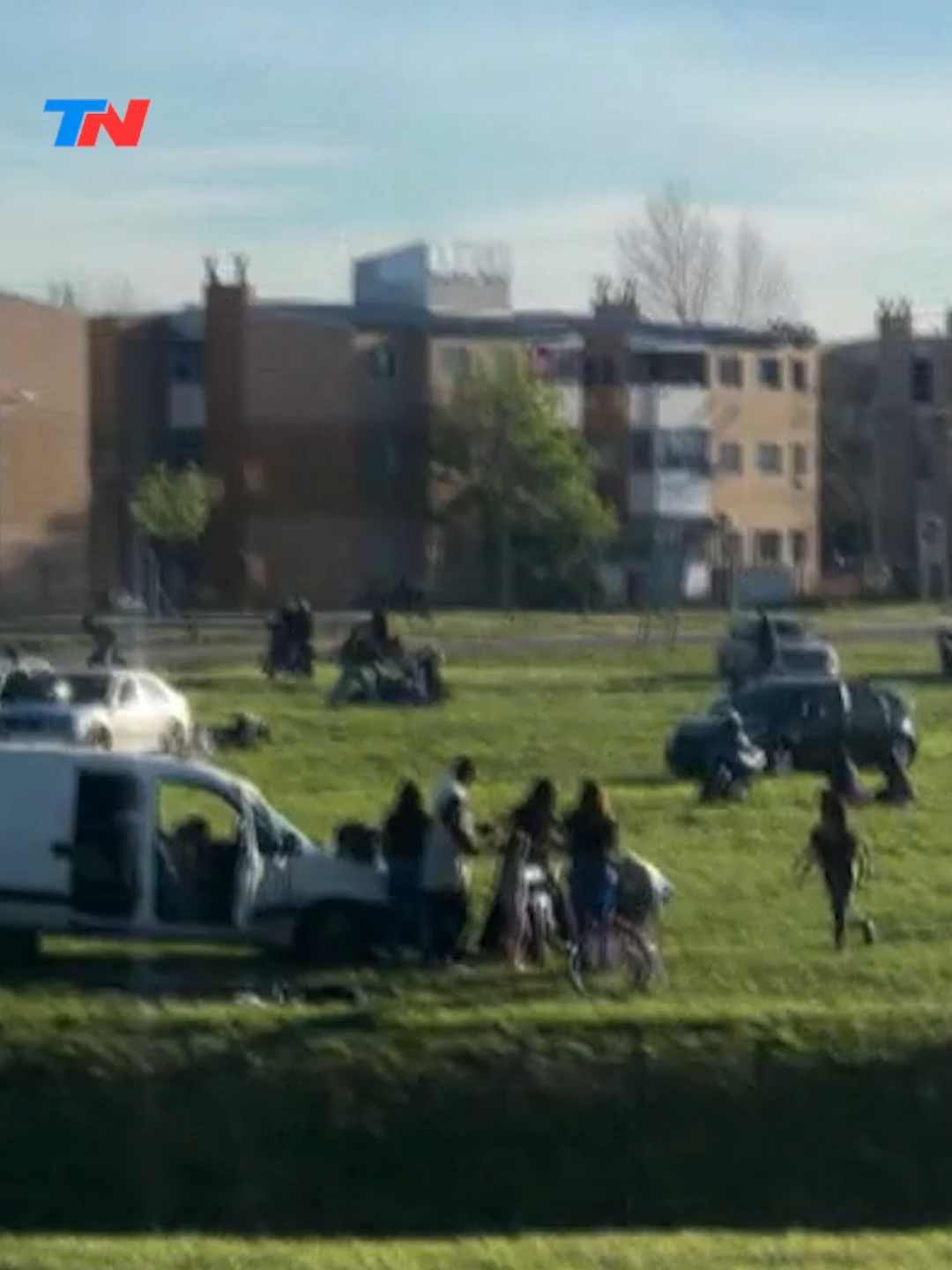 Ocurrió en Ezeiza. Uno de los delincuentes disparó al piso para asustar a la pareja y llevarse la moto. Todo sucedió a plena luz del día y fue registrado por una de las personas que estaban en el parque.