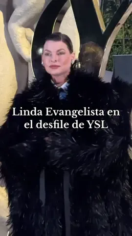#LindaEvangelista lleva EL look en la red carpet del desfile de @SAINT LAURENT en #PFW 🔥 ▪️Vídeo:  @STYLE DU MONDE  #ysl #modaentiktok #desfiles 