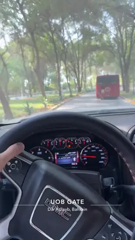 بطوف وذي يمشي بنص الشارع وبعدين😒#جامعةالبحرين #جمس_سييرا 