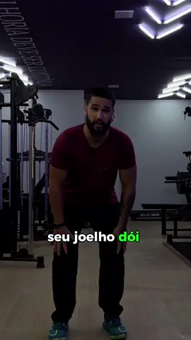 🚨 Sente dor no joelho ao agachar? Na maioria das vezes, o problema não é o exercício — é a forma como você está executando. Aqui vão 2 ajustes fundamentais que podem eliminar esse incômodo: 1️⃣ Corrija o valgo dinâmico Quando os joelhos “entram” durante o movimento (aquele X na perna), a articulação sofre uma sobrecarga desnecessária. ✅ Consciente do movimento ✅ Controle na descida ✅ Ative glúteos e mantenha o joelho alinhado com o pé Esse ajuste sozinho já salva muitos joelhos por aí. 2️⃣ Pare de agachar com a base muito fechada Muita gente posiciona os pés muito próximos, o que concentra a carga direto no joelho e reduz a capacidade de estabilização. ✅ Abra levemente a base ✅ Aponte os pés para fora ✅ Deixe o joelho seguir a linha do pé Mais estabilidade = menos dor + mais força. ⚠️ Dica bônus: na maioria das vezes, o problema é técnico — não clínico. ⸻ 👉 Curtiu o conteúdo? Me siga aqui no perfil para aprender a treinar com consciência e segurança. 🔗 E no link da BIO você encontra: ✅ Consultoria Online ✅ Atendimento Presencial ✅ Programa de emagrecimento S3CA 2.0