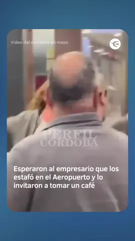 USANDO COMO PANTALLA A LA EMPRESA PEUSSO Y SU APELLIDO, TERMINÓ PRESO POR ESTAFAS MILLONARIAS • La Justicia dictó prisión preventiva a Juan Cruz Vera Peusso, acusado de defraudar por más de un millón de dólares a conocidos y allegados. Con el prestigio de la empresa familiar como respaldo, ofrecía falsas inversiones con retornos semanales y terminó huyendo del país antes de ser detenido. ➡️ Claves: • Hay cinco damnificados con pérdidas millonarias; uno reclama la devolución de US$ 452.000. • El acusado prometía rendimientos del 3,5% al 7% semanal, pero nunca invirtió los fondos. • Usaba el apellido y la vinculación con la firma Peusso SA para ganar confianza. • Tras fugarse a Ecuador y Buenos Aires, fue escrachado en un aeropuerto y detenido.