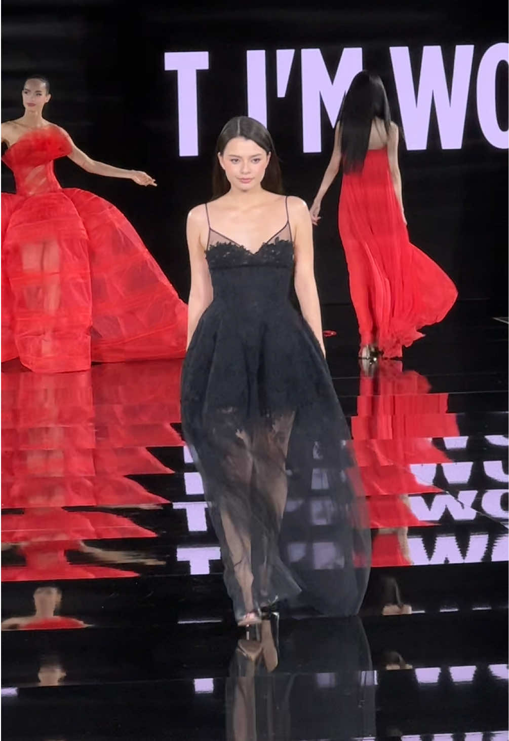 #beckyarmstrong #beccaarmstrong #lorealparis #worthit #TikTokFashion #BeautyTok #pfw #parisfashionweek @L’Oréal Paris 
