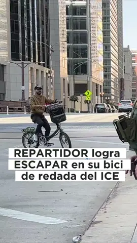 ICE🚔 VS Bicicleta🚲 Durante una jornada de redadas de ICE en Chicago un hombre presuntamente de origen latino y que se dedica como repartidor fue captado ESCAPANDO de un grupo de agentes del servicio de migración pedaleando en zigzag hasta que los agentes  no tuvieron de otra más que ver cómo escapaba. . . . #ICE #chicago #bicleta #migrantes_latinos #cafeciudadano 