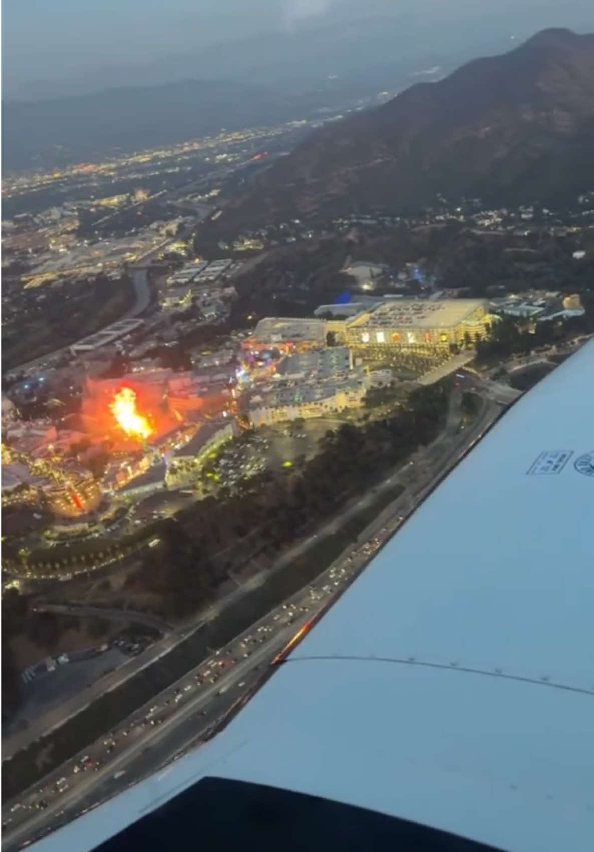 AIRPLANE TRIP FROM PACOIMA TO DOWNTOWN LOS ANGELES, HOLLYWOOD SIGN ,GRIFFITH OBSERVATORY,UNIVERSAL STUDIOS & SANTA MONICA  ✨🤩❤️ . . . #plane #losangeles #viral #foryoupage #trending 
