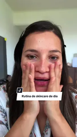 Mi rutina de Skincare de día en 6 pasos ✨ Cada producto tiene un propósito, pero lo más importante es que funcione para tu tipo de piel. 🌿 1. Tónico de arroz de Anua para preparar la piel. 2. Serum de niacinamida de Anua que ayuda a unificar. 3. Serum de Timeline con tecnología suiza 🧬 4. Contorno de ojos 👀. 5. Hidratante Bio Heal (sí, la famosa del “botox sin agujas”). 6. Protector solar ☀️ ¡el paso que nunca se negocia! 💡Consejo: No compres solo porque un producto es viral. Investiga primero y conoce tu piel, así realmente vas a ver resultados. Cuéntame, ¿cuál es tu paso favorito de Skincare en las mañanas? @anua_global @Anua Store US @Timeline @Beauty of Joseon US @BIOHEAL BOH  @Abib Cosmetics  #skincareroutine #morningroutine #skincarecommunity #skincarelover #skincareproducts 