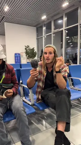 קטע מהלייב של אתמול🫶 מחכים בגייט לעלייה למטוס בדרך חזרה מאומן, שיחת חברים ואנשים טובים🤩 . #אומן_ראש_השנה #בדרךלמטוס #חוזריםהביתה  #tiktoklive #livehighlights 