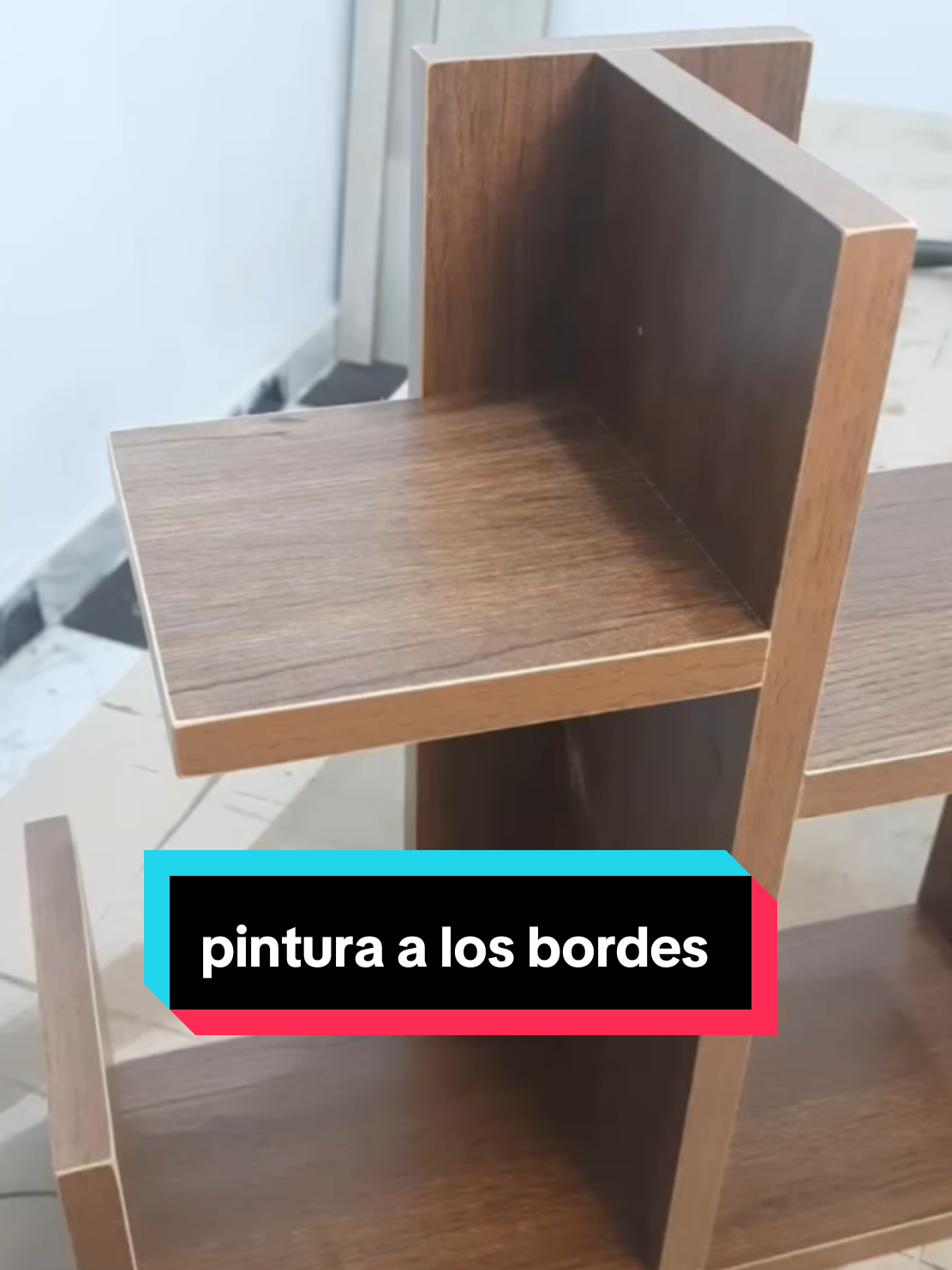 sabes porque los bordes son blancos, cree que está bien hecharle pintura los Leo. 