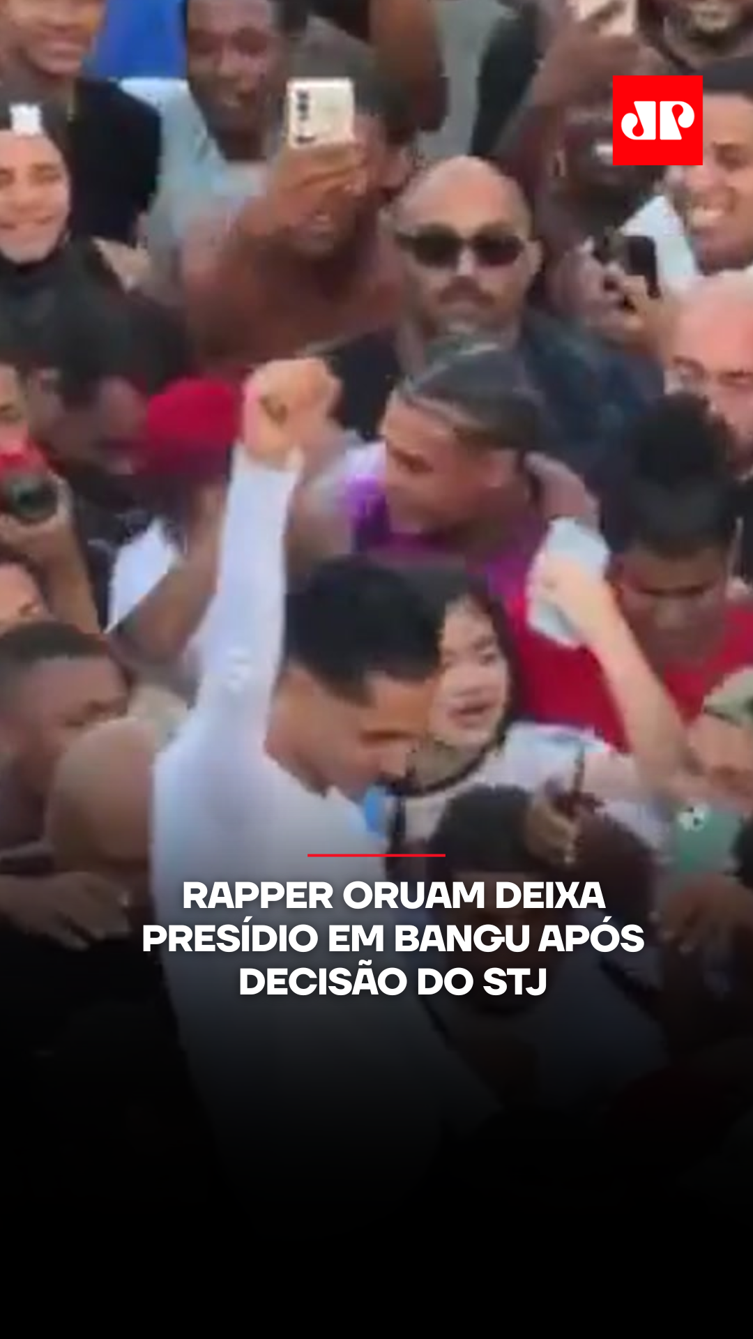 O rapper Oruam deixou na tarde desta segunda-feira (29) o Complexo Penitenciário de Gericinó, em Bangu, no Rio de Janeiro. O artista, de 25 anos, saiu usando uma máscara do Homem-Aranha e foi recebido por familiares e admiradores. Sua noiva, Fernanda Valença, organizou uma vigília no local à espera da liberação. O alvará de soltura foi expedido nesta segunda-feira, três dias após a decisão judicial que substituiu a prisão preventiva por medidas cautelares alternativas. A determinação foi do ministro Joel Ilan Paciornik, do Superior Tribunal de Justiça (STJ), que considerou insuficiente a fundamentação para a custódia preventiva. Oruam havia se entregado em 22 de julho, após ter a prisão decretada por associação ao tráfico de drogas e ao Comando Vermelho (CV). 📺 Confira na JP News e Panflix 🎥 Reprodução: Redes Sociais #Política #Oruam #Polícia #Prisão #JovemPanNews