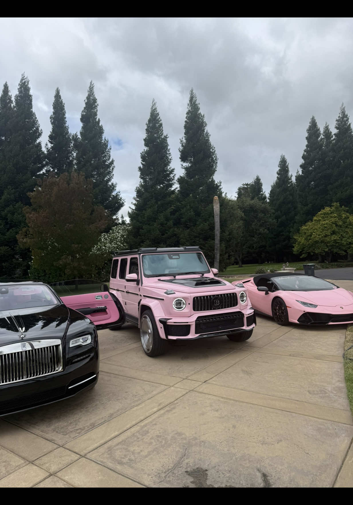 When the girlies get together 🤪🎀 #pinkcar #pinkbrabus #pinkrollsroyce #pinklamborghini #brabus #rollsroyce #lamborghini @KDutchess @Flawless916💎 #girlsgirl 