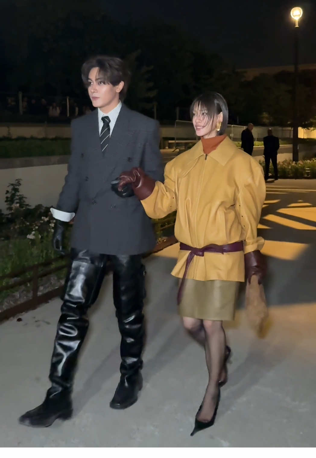 #BAZAARRunway โมเมนต์พบปะแฟนๆ หลังชมโชว์คอลเลกชั่นสุภาพสตรีประจำฤดูร้อน 2026 จาก Saint Laurent by Anthony Vaccarello ของสองนักแสดงชาวไทยอย่าง ‘จุง อาเชน และ เอมี่ ทสร’ ณ บริเวณ Trocadéro กรุงปารีส ฝรั่งเศส  #YSL  #JoongArchen  #EmiThasorn #BAZAARThailand 