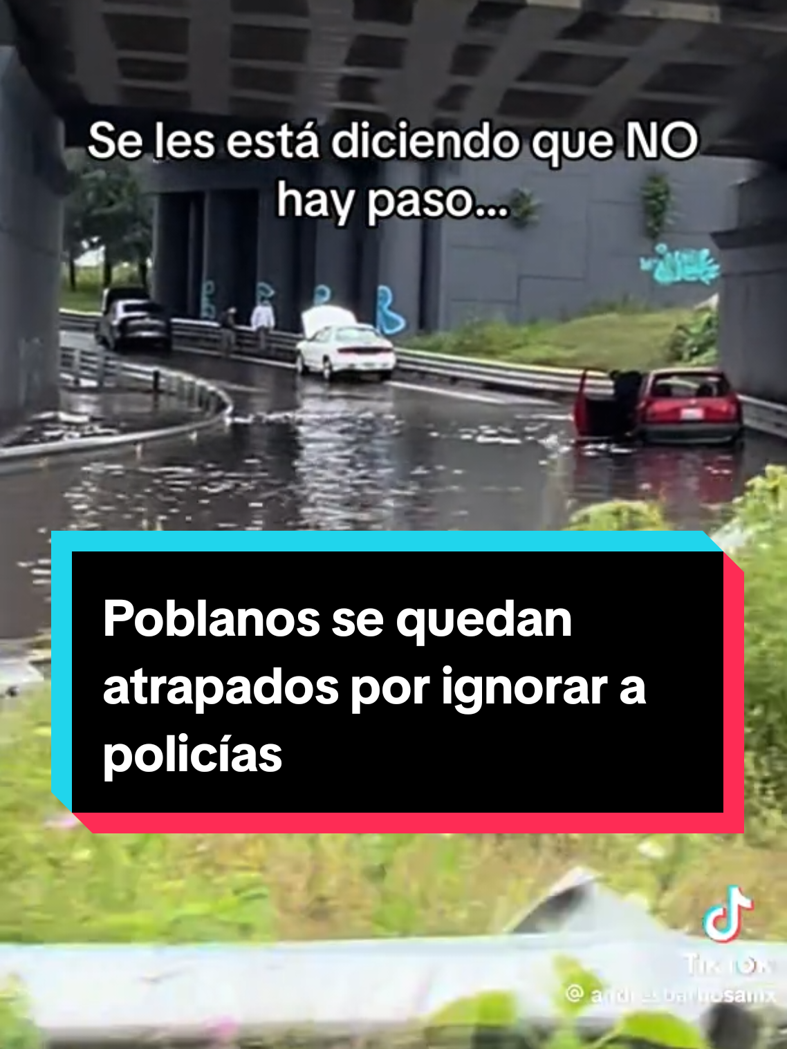 #EnVideo 🤳 Por necios 😂 Varios automovilistas quedaron varados bajo un puente del Periférico Ecológico de Puebla.  🌧️ La vialidad estaba inundada y, aunque policías advertían que no había paso, al menos tres conductores ignoraron la señal 🫠
