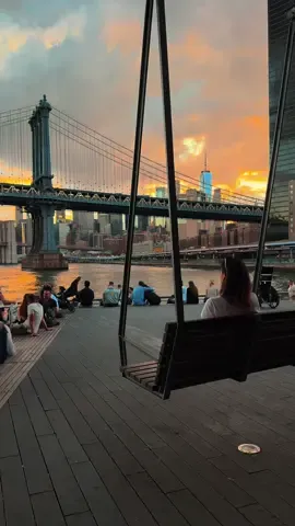 Tu próxima cita en New York 🌆🙂‍↔️🗽 📍Pier 35 #nyc #sunset #newyorkvibes #visitnyc #skyline 