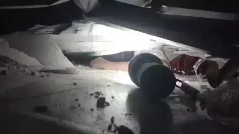 Salah satu video dimana relaan melakukan pemetaan korban. Untuk menentukan titik evakuasi & area yang rawan. Untuk seluruh keluarga korban, bersabar adalah bentuk terindah dalam menerima takdir Allah. #sidoarjo #ponpes #alkhozinybuduran 