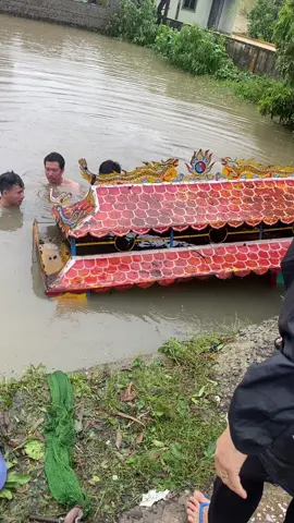 mưa bão. xe tang gió thổi xuống ao