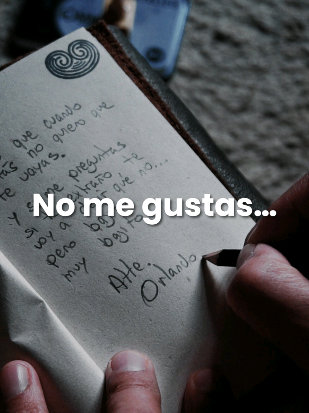 No me gustas… #cartasdeamor #nomequieroenamorar #poemasdeamor #konkanela  Lo pensé bien y no, no me gustas. Me estás cambiando demasiado la voz me haces pensar cosas que no pienso y eso no me está gustando. Yo tengo mi forma, mi manera de estar en este mundo, y tú te metes como si nada, como si ya fuera tuyo. Y lo peor es que te sale tan bien. Pero no, no me gustas. Solo que, cuando estás, no quiero que te vayas. Y si me preguntas si te extraño, te voy a decir que no… pero bajito, muy bajito. Autor: Orlando,