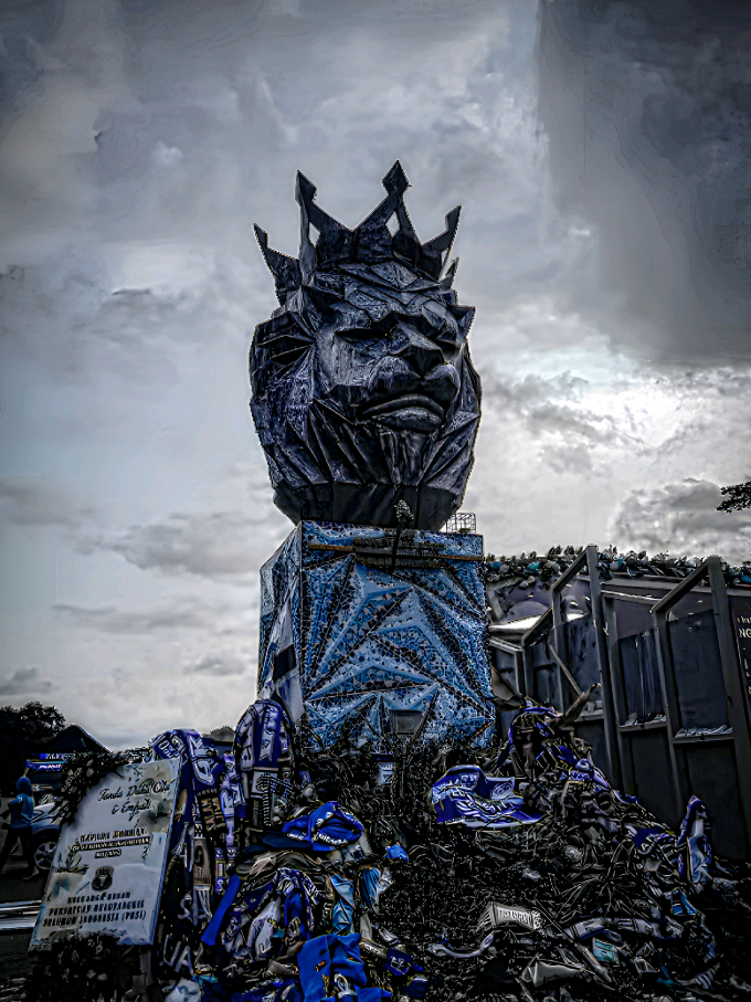 Tragedi Stadion Kanjuruhan 2022 🥹🥀 Pada 1 Oktober 2022, sebuah insiden penghimpitan kerumunan yang fatal terjadi pasca pertandingan sepak bola di Stadion Kanjuruhan, Kabupaten Malang, Jawa Timur. Menyusul kekalahan tim tuan rumah Arema dari rivalnya Persebaya Surabaya, sekitar 3.000 pendukung Arema memasuki lapangan. #tragedikanjuruhan #aremamalang #aremania #bismillahfyp #fyp 