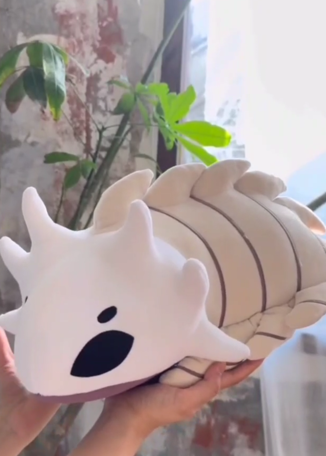 a hugging buddie. #hollowknight #silksong #silksongbellbeast #hollowknightart #handmadeplush 