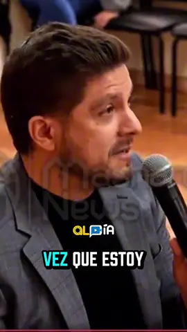 El periodista @galoarellano consultó a la vocera del Gobierno sobre un video en el que se observa a personal militar golpeando a un ciudadano indígena herido y a la persona que intentaba asistirlo. La pregunta se centró en conocer la postura de la Presidencia frente a lo que podría interpretarse como un uso excesivo de la fuerza. La vocera respondió: “Los hechos están a la vista de todos y cualquier exceso deberá ser evaluado e investigado.” No obstante, aún queda pendiente una definición clara sobre si el Gobierno condena este tipo de actos. #marchas #paro #paronacionalecuador🇪🇨 #galoarellano #militares 