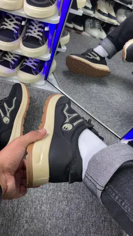 Rekomendasi sepatu cowok keren dari brand Whoppy  #whoppy #sepatu #sepatucowok #sneakerscowok #sepatusneakers 