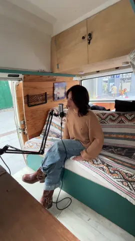 🎙️ Open Mic in Pigalle! @anela stopped by and completely blew us away with her cover of Indila’s “Dernière danse.” Goosebumps guaranteed! Dernière danse – Indila #artist #openmic #van #cover #dernieredanse 