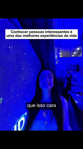 Lembra daquele momento que você tava em dúvida, você não sabia ao certo se ia falar com aquela pessoa, estava naquela indecisão cruel. Parte de você dizia: Vamos, vai lá conversa, o que que pode dar errado?  Mas parecia ter uma outra parte: Não, não vá até lá. Você vai parecer um trouxa. E sabe qual é o problema? É que normalmente aceitamos essa segunda voz, a voz que nos paralisa. Mas quando nos damos a oportunidade de Socializar, de conhecer pessoas novas, conhecemos pessoas incríveis, como a Bia do vídeo. Até quando você vai deixar para depois as pessoas incríveis que você pode conhecer? Para dicas de como ser +Sociável, siga esse perfil #habilidadessociais #maissociavel #socializacao #pov #interaçãosocial