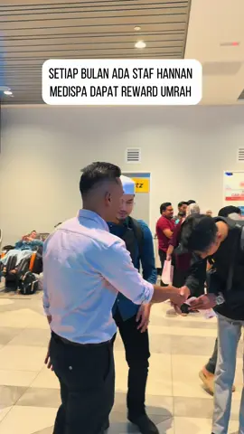 Dengan izin Allah , Setiap bulan ada staf @Hannan Medispa Official pergi tunaikan umrah.  Alhamdulillah, mereka bertiga dah selesai umrah pertama semalam di Mekah.  Paling happy bila saya jumpa keluarga mereka kat airport , lihat anak2 mereka dapat pergi tunaikan umrah dalam usia yang muda. Berkat mereka semua rajin kerja dan taat kepada agama. Allah jemput mereka. Saya ni hanyalah pengantara.  Selamat bercuti di tanah suci ye semua. 12 hari aku x kacau korang. Selamat beribadat. Doakan saya banyak2 , InsyaAllah.  InsyaAllah, bulan 10 ni ada lagi staf saya akan pergi Umrah .  Bulan November pon get ready ye. Alhamdulillah ❤️🙏🏼