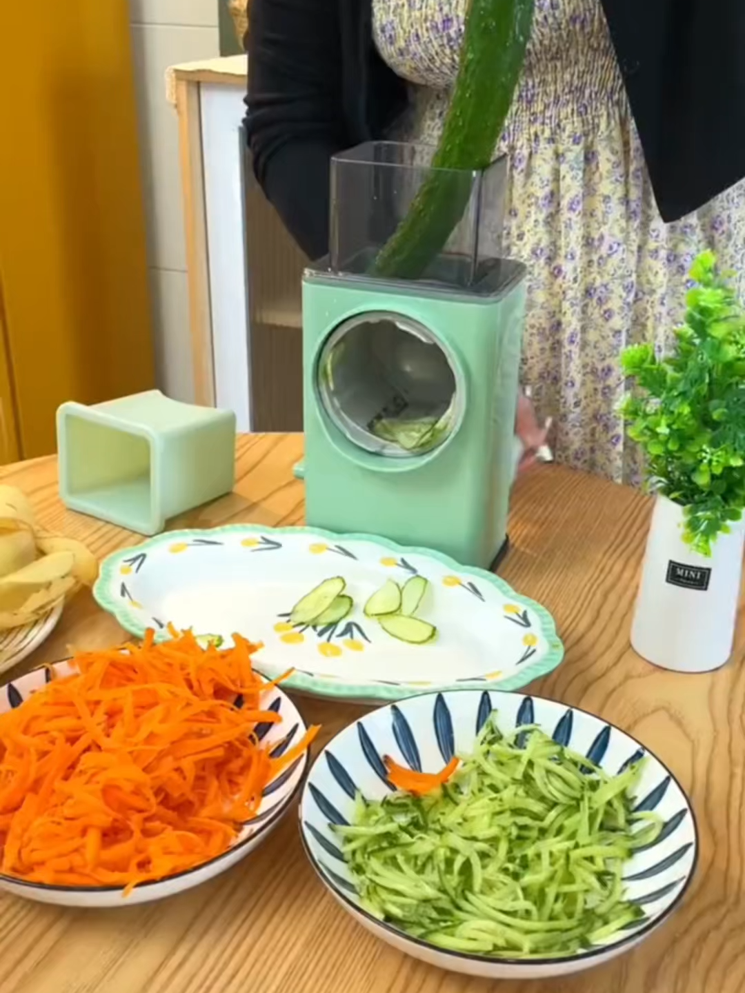🔥 Olvídate de perder tiempo rallando a mano. Con este rallador eléctrico 3 en 1 cocinar es más fácil, rápido y seguro. ✅ Ralla, rebana y tritura en segundos ✅ Ideal para queso, papas, zanahorias, frutas y más ✅ Fácil de limpiar y ocupa poco espacio Haz que tus comidas se vean como de restaurante sin esfuerzo. 🚀 👉 Pide el tuyo hoy y transforma tu cocina #picadora #verduras #potato #rebanador #lasmegaofertas