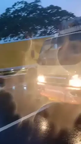 Telah terjadi peristiwa lak4l4nta4s di jalan pantura Kaliori - Rembang yang melibatkan antara truk sama truk. Selasa, 30 September 2025 pagi. Keadaan saat ini posisi sopir terj3pit sedang di ev4kua5i. #jurnalpantura 