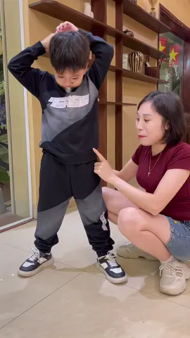 Mẹ mà lười phối đồ mix đồ cho con thì các mẹ cứ lấy cả sét cho tiên mà lại đẹp