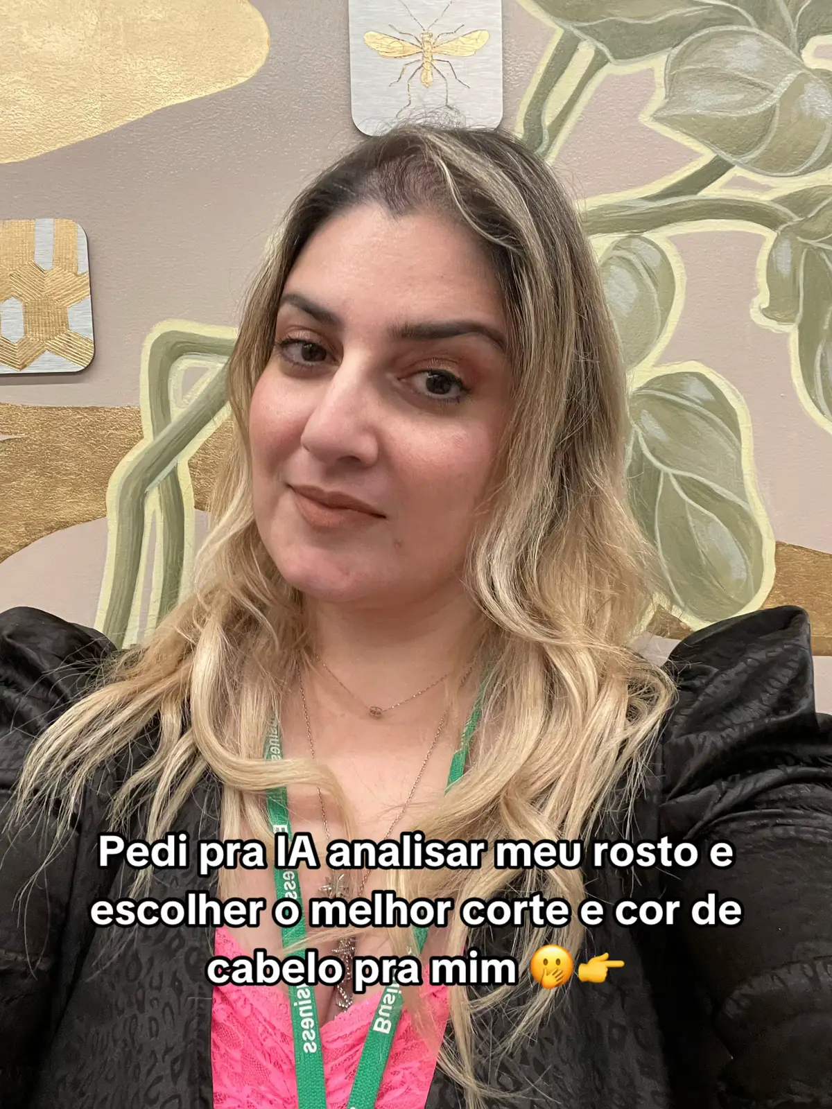 Pedi pra IA analisar meu rosto e escolher o melhor corte e cor de cabelo pra mim! Eu amei, até a inteligência artificial acha que eu tenho que ser loira 👱‍♀️🤷🏼‍♀️ kkkkk Ainda deu a analise por escrito: Analisando sua foto, percebo que você tem um formato de rosto oval, com traços suaves e femininos. Seus tons de pele são quentes, com um subtom que combina bem com loiros dourados e acobreados, como o que você já usa. Seus olhos são castanhos e seus lábios são cheios. Para harmonizar ainda mais com seus traços e tons, sugiro um corte de cabelo com camadas longas e suaves, que emoldurem o rosto e realcem suas maçãs do rosto. A franja pode ser lateral e longa, suavizando a testa e adicionando um toque de delicadeza. Quanto à cor, podemos intensificar os tons dourados e acobreados que você já tem, talvez com mechas mais claras em pontos estratégicos para iluminar o rosto. Outra opção seria um tom de loiro mel ou loiro avelã, que complementaria seu tom de pele quente. #LoiroDosSonhos #hairtok #LoiroEmCasa 