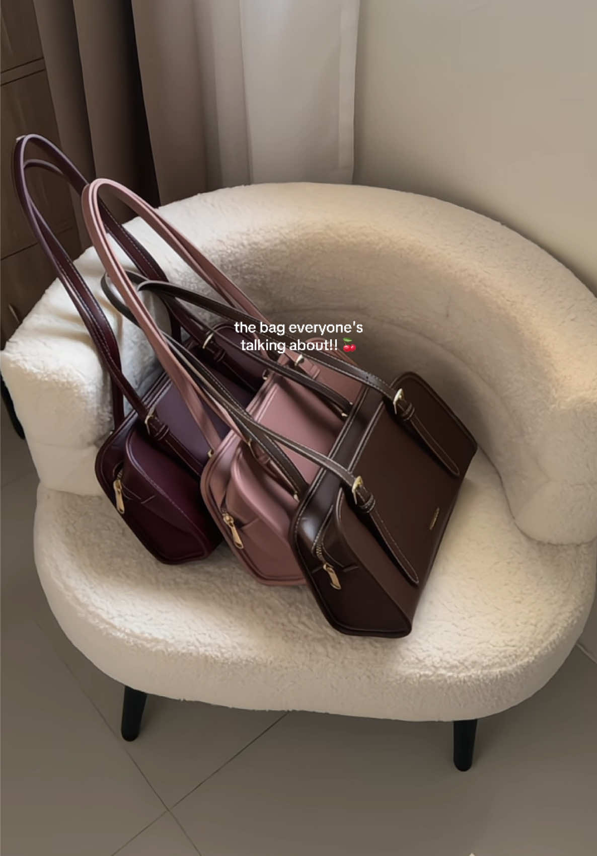 Replying to @sev everyone's raving about renee bag & honestly i get it!! 😩 best selling shoulder bag by mossdoom #shoulderbag #reneebag #bagrecos #mossdoom #fyp 